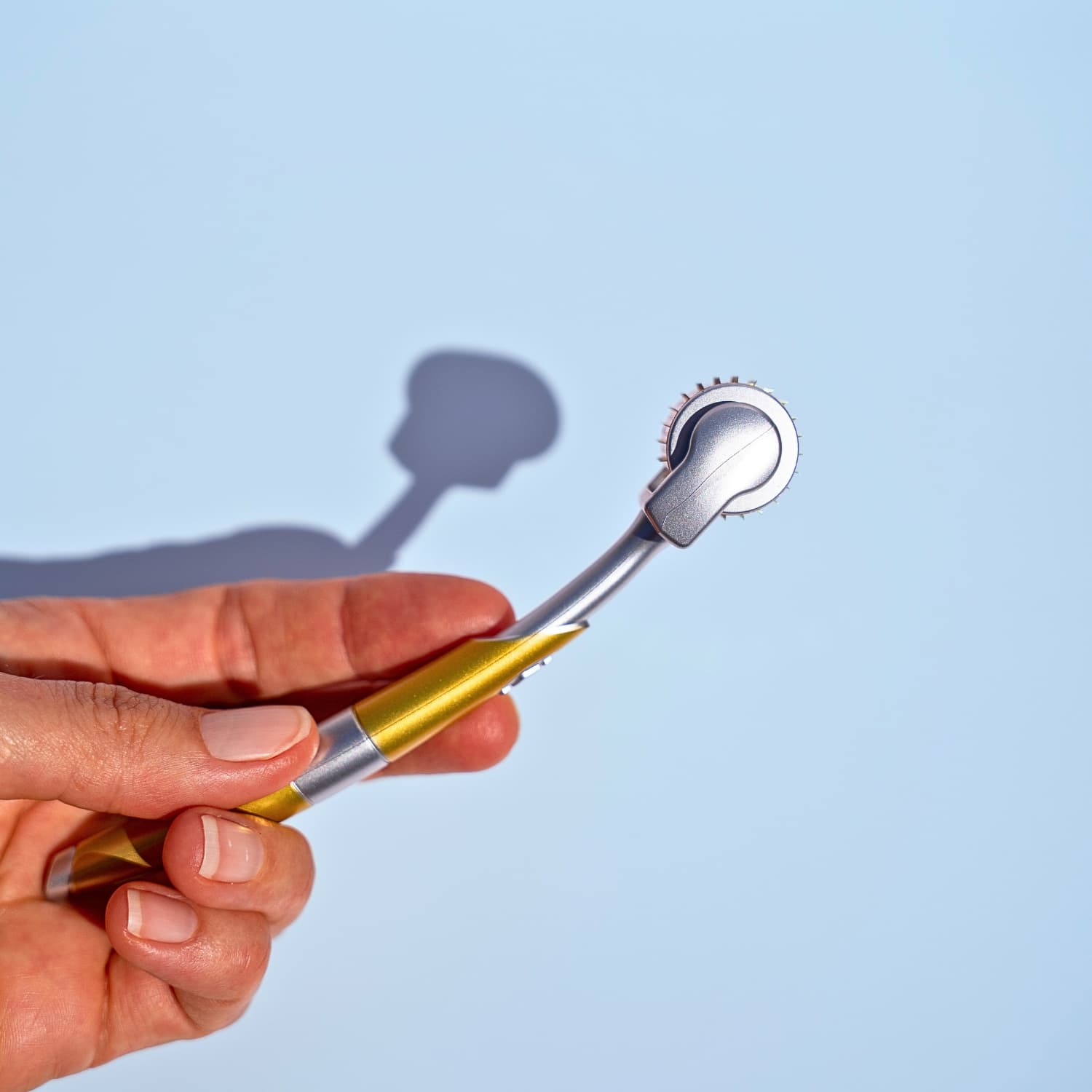 Hand holding Microneedling roller with 192 ultra-fine stainless steel needles Beautimate