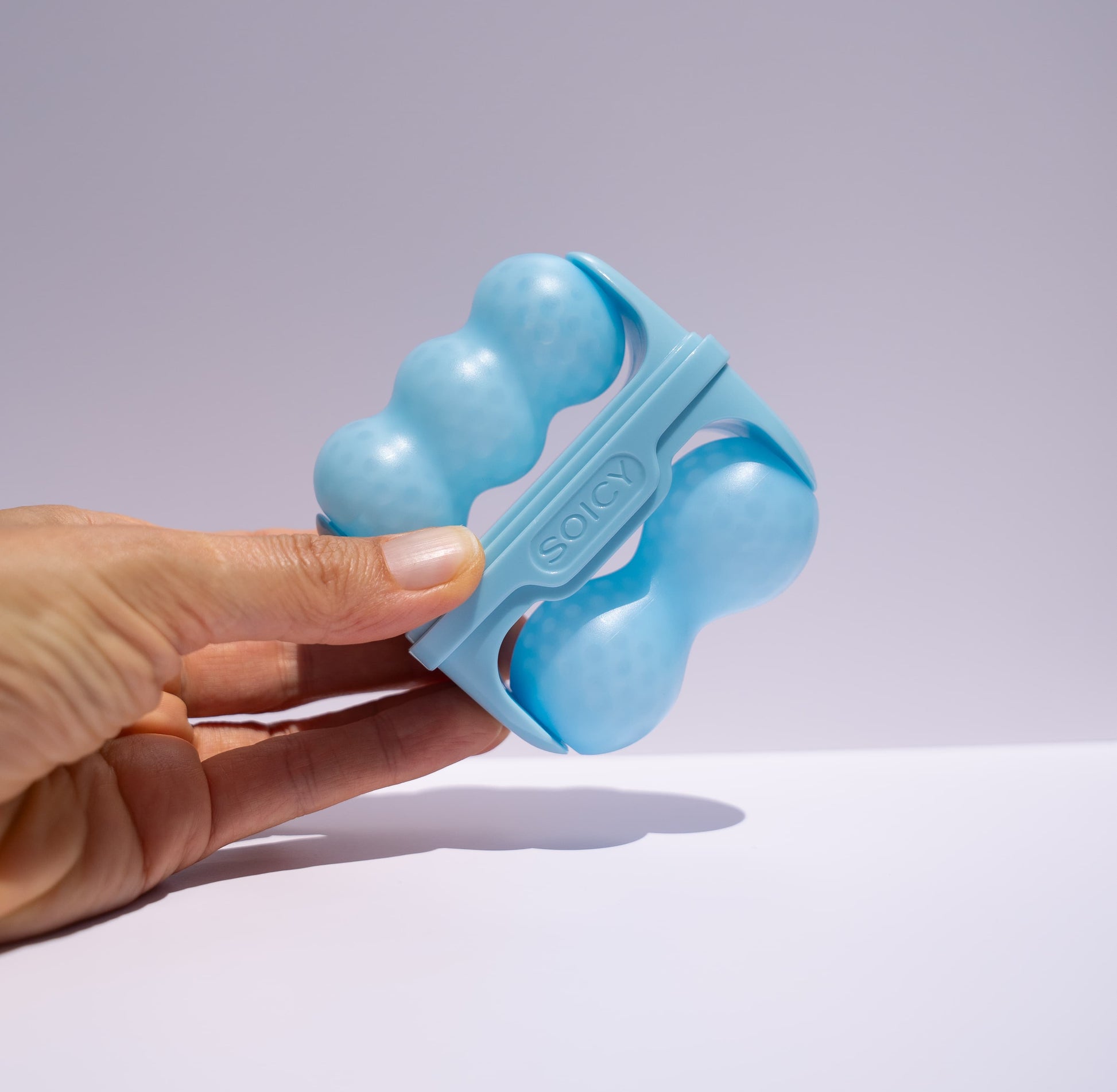 Double-sided ice roller for puffiness, redness, and post-treatment soothing blue