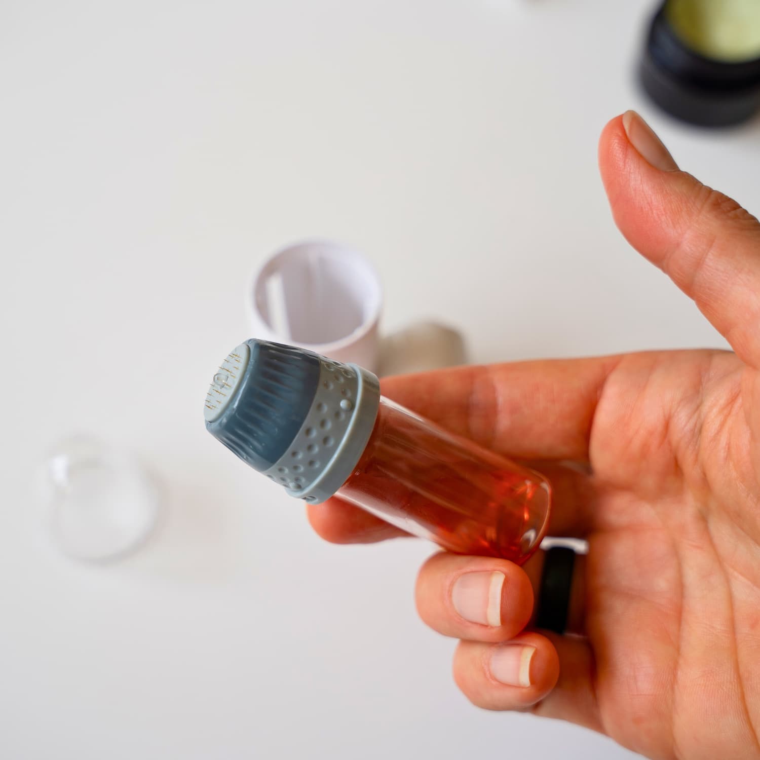 Using Beautimate Hydra Stamp on face to improve skin texture and absorb hyaluronic acid
