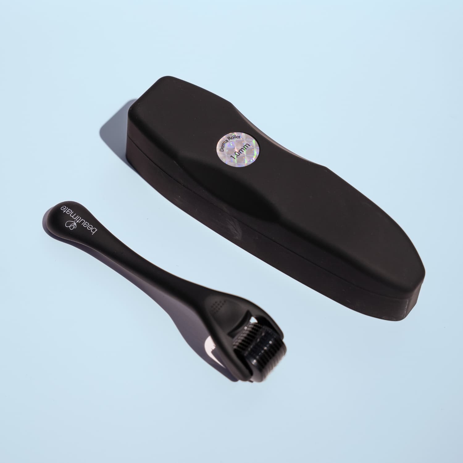 derma roller comes with a case