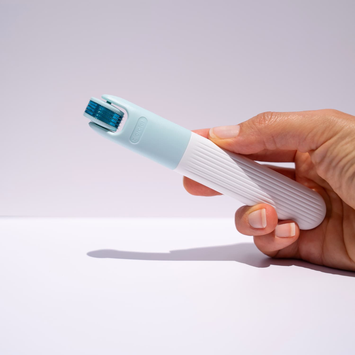 Detail view of Beautimate derma roller included in 10-in-1 skincare set
