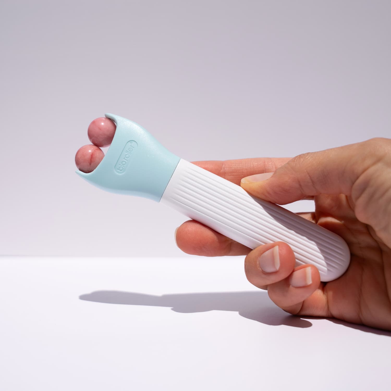 facial roller to depuff the skin included in the skincare set