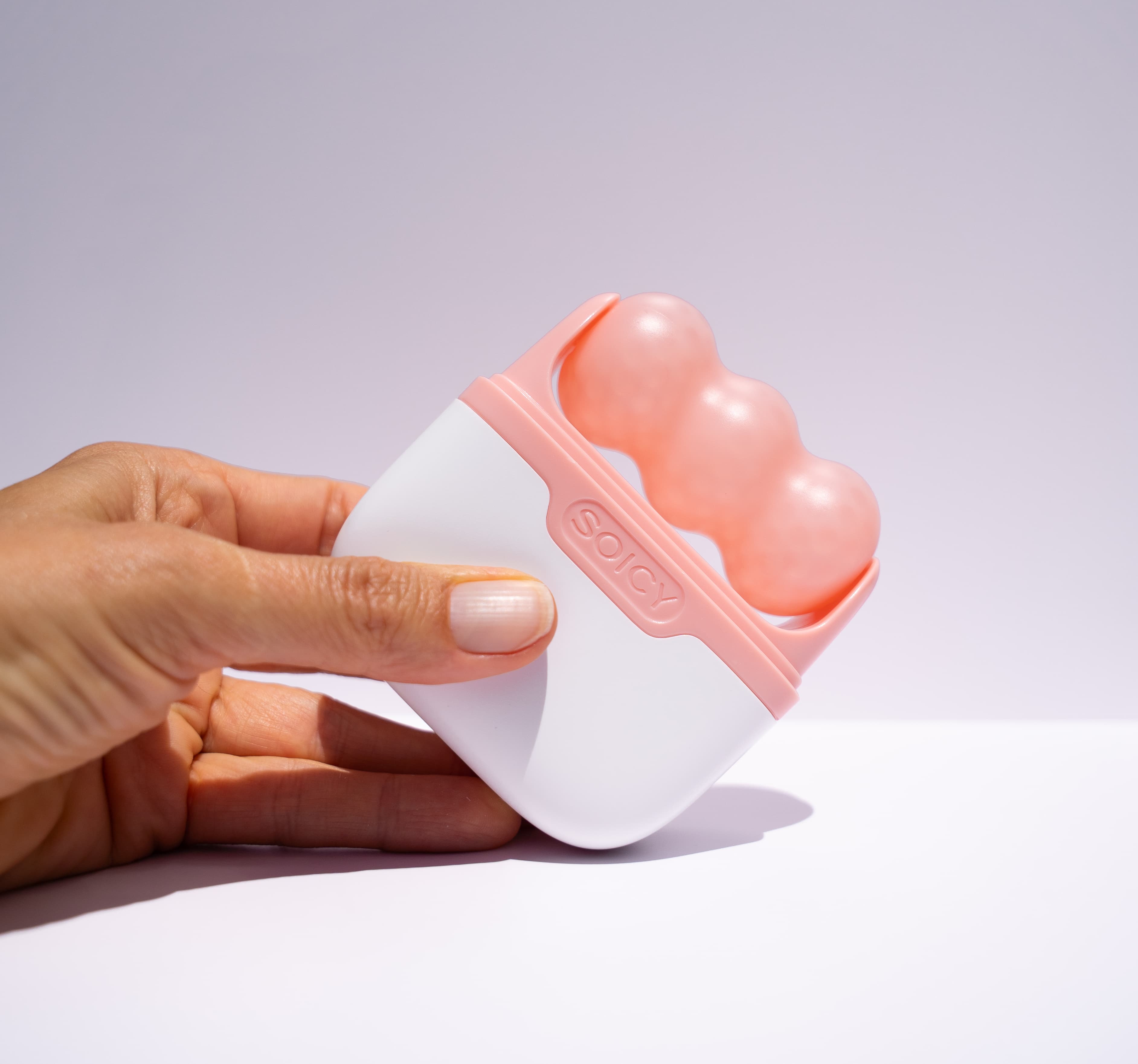 ice roller to de-puff the face